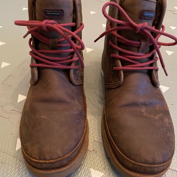 Mens cognac Ugg waterproof sheepskin lined leather boots - Picture 2 of 6